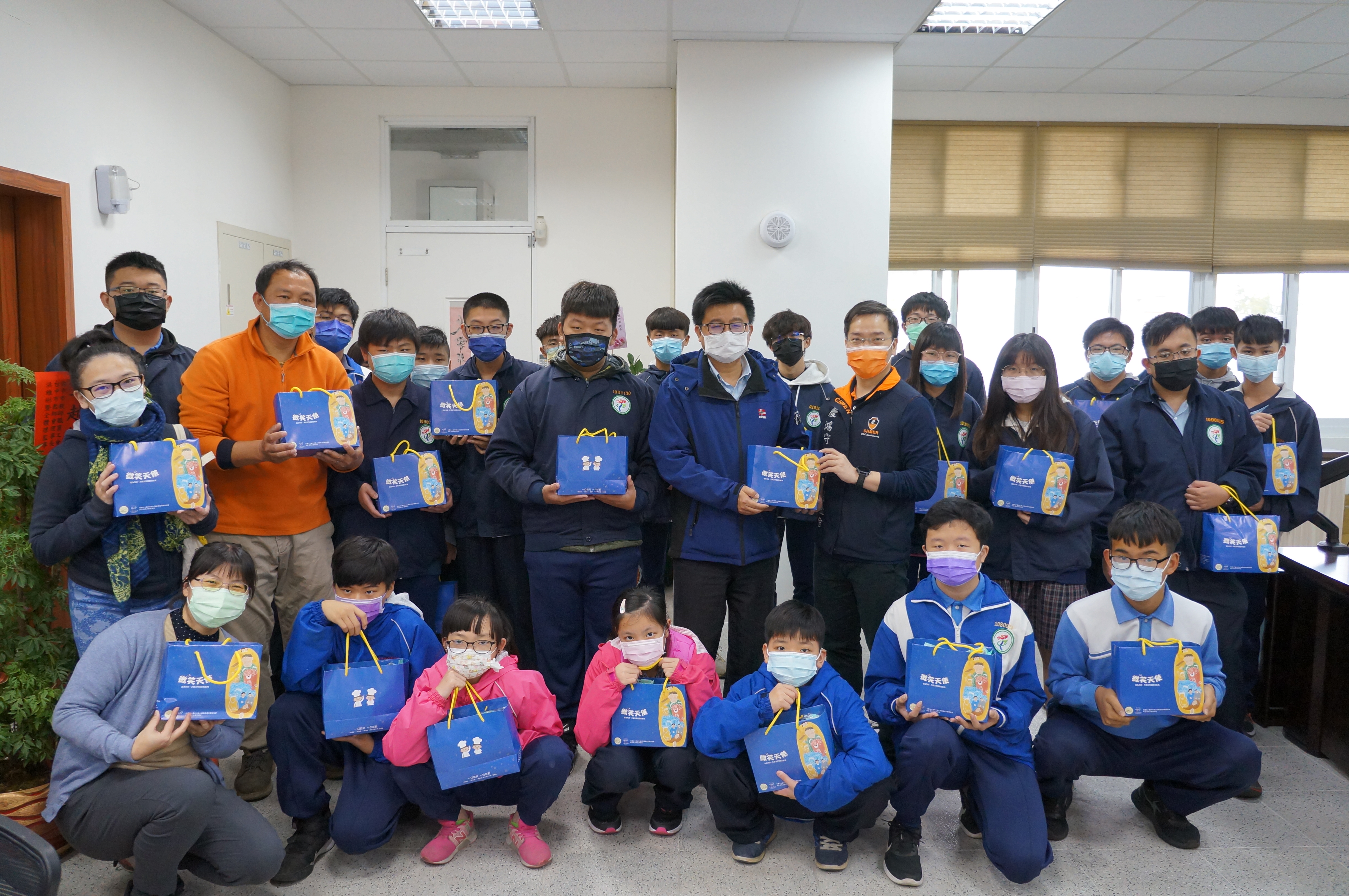 捐贈龍津高中棒球隊及弱勢同學年節禮盒
