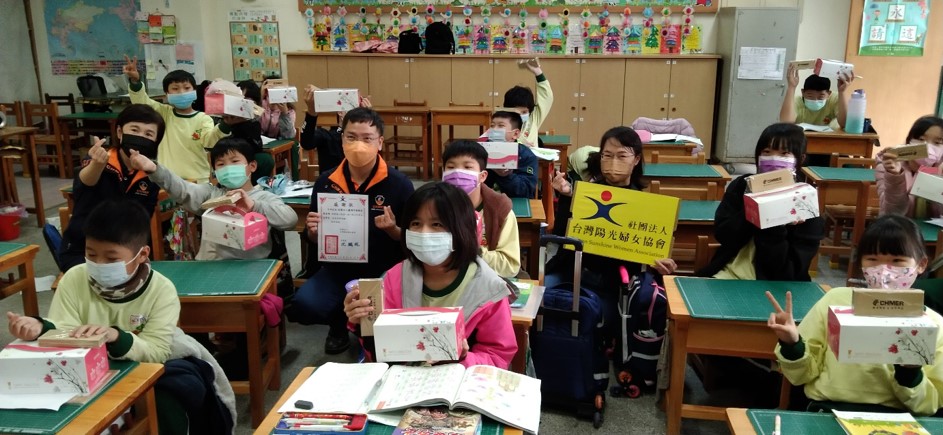 Donation to Taiwan Sunshine Women Association for Chun-an elementary school after class tutoring